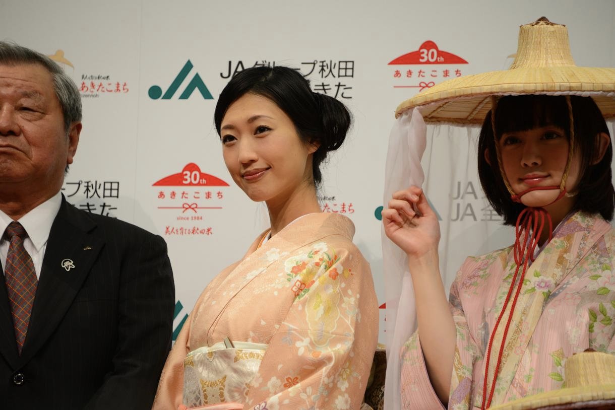 左から木村一男会長、壇蜜、ミスあきたこまち。