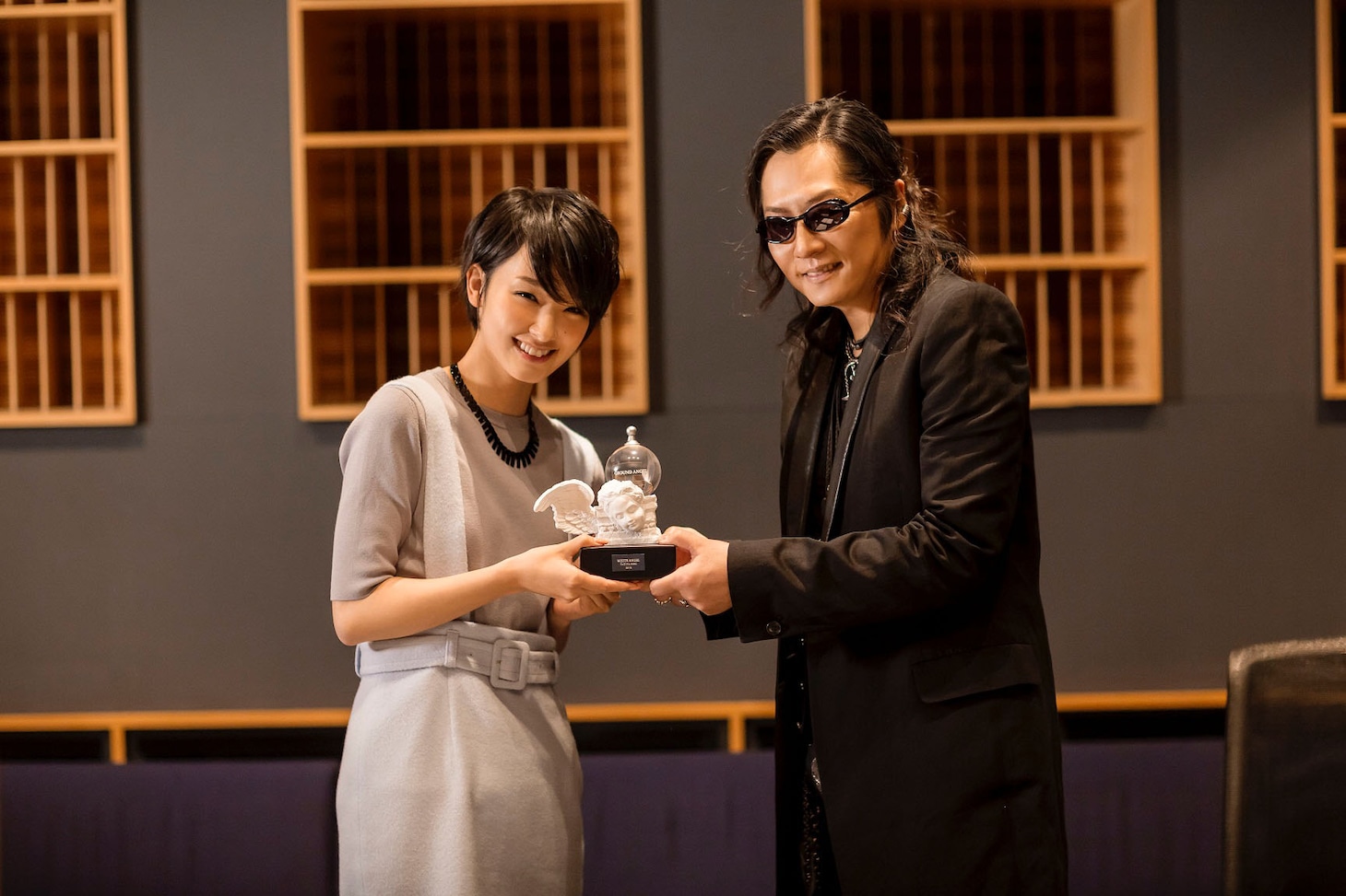 左から剛力彩芽、石井竜也