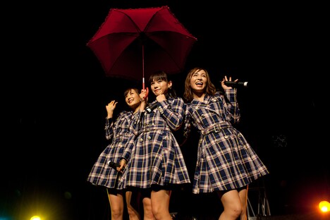 左からミク、KANA、あすか。