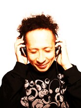 Webのマンスリースケジュールの10月表紙を飾っている朝本浩文。