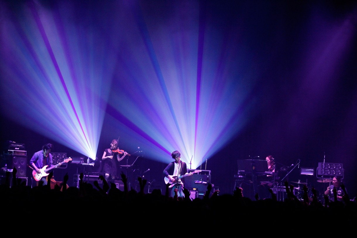 TK from 凛として時雨 TOUR 2014「Fantastic Color Collection」東京・Zepp DiverCity TOKYO公演の様子（撮影：河本悠貴）