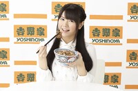 満面の笑みで「アタマの大盛」の肉をつまむ竹達彩奈。