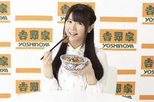 満面の笑みで「アタマの大盛」の肉をつまむ竹達彩奈。
