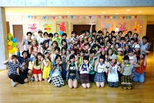 約60名のエキストラと記念撮影するLittle Glee Monster。