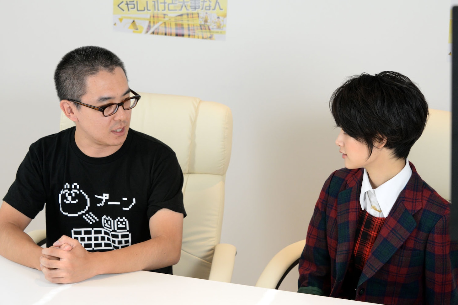 左から瀬戸弘司、剛力彩芽。