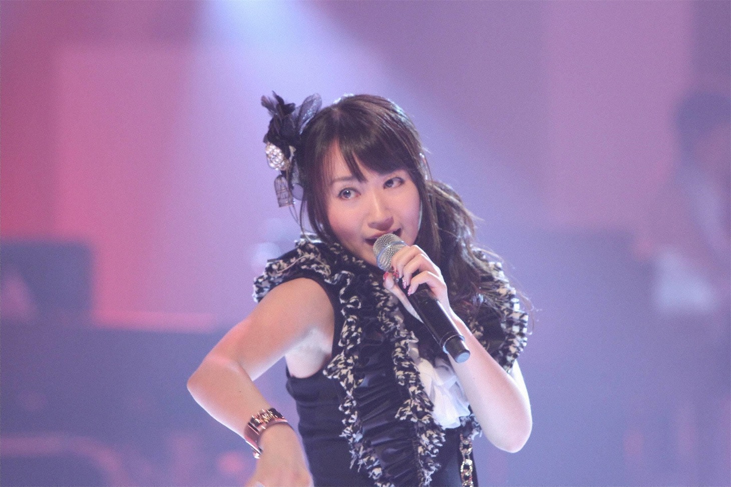 「禁断のレジスタンス」を熱唱する水樹奈々。(c)フジテレビ