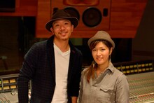 コラボシングルをリリースするRake（左）とBONNIE PINK。