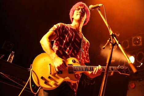 HIROKAZ（G）（撮影：白石達也）