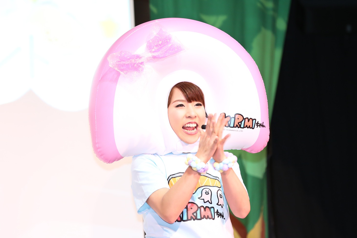 かまぼこちゃんに扮したダンサー。