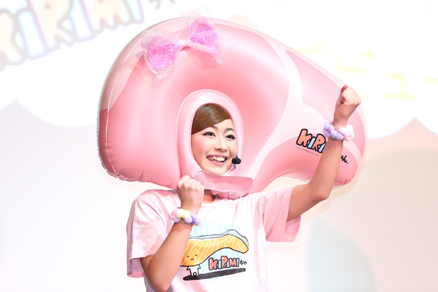 ロースちゃんに扮したダンサー。