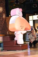 階段を降りるKIRIMIちゃん.。