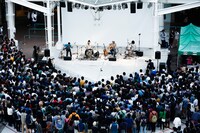 SPECIAL OTHERS ACOUSTIC「S.O.Aデビューイベント『フリーライブ＆スタンプ会』」の様子。（Photo by KAZUHARU IGARASHI）