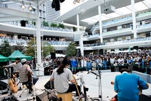 SPECIAL OTHERS ACOUSTIC「S.O.Aデビューイベント『フリーライブ＆スタンプ会』」の様子。（Photo by KAZUHARU IGARASHI）