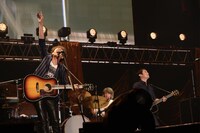 今週の人気画像4位は「セカオワ、ももクロ、ゆずドリフェス初日盛況」より、ゆず。