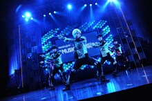 「musicるTV presents MUSIC BURGER」での超特急のライブの様子。