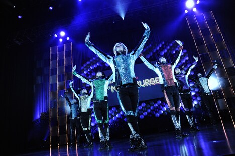 「musicるTV presents MUSIC BURGER」での超特急のライブの様子。