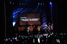 「musicるTV presents MUSIC BURGER」での超特急のライブの様子。