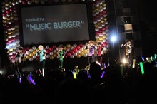 「musicるTV presents MUSIC BURGER」での超特急のライブの様子。
