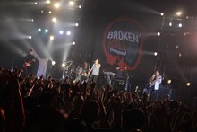 flumpool「Just My Broken'roll Tour」川崎学園大学公演の様子。