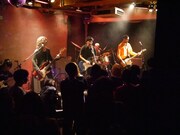 The SALOVERSのライブ時の様子。