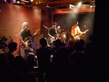 The SALOVERSのライブ時の様子。