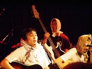 劇中バンド“犬レイプ”として演奏するThe SALOVERSと前野朋哉。