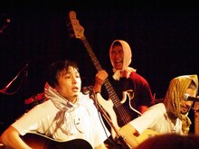 劇中バンド“犬レイプ”として演奏するThe SALOVERSと前野朋哉。