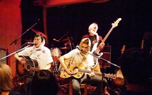 劇中バンド“犬レイプ”として演奏するThe SALOVERSと前野朋哉。