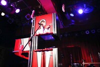 胴体切断マジックをしながら歌う小南泰葉。