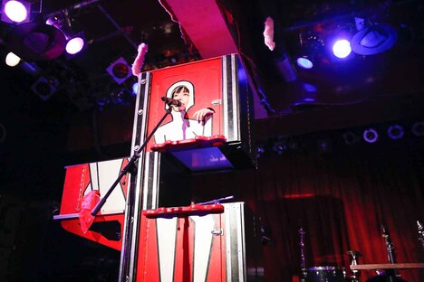 胴体切断マジックをしながら歌う小南泰葉。