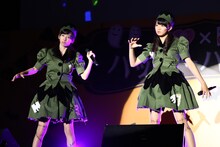 左から真山りか、星名美怜。