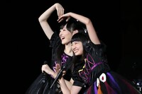 左から松野莉奈、柏木ひなた。