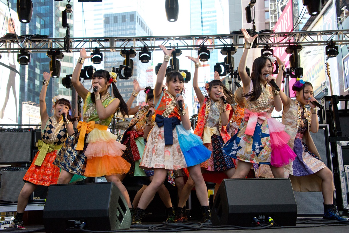 「CBGB」ステージでリハーサルを行うCheeky Parade。