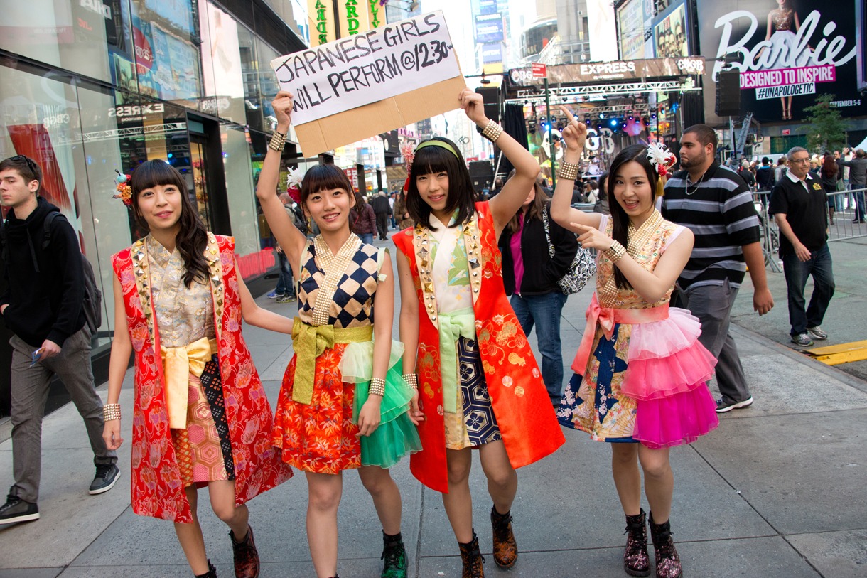 「CBGB」開催前にタイムズスクエアでライブのアピールをする渡辺亜紗美、関根優那、島崎莉乃、鈴木友梨耶。