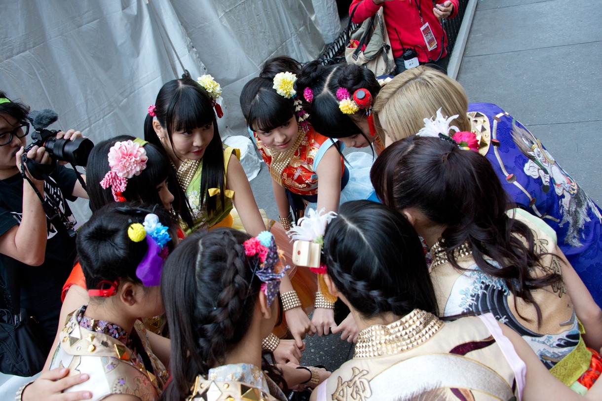 ライブ前に円陣を組むCheeky Parade。