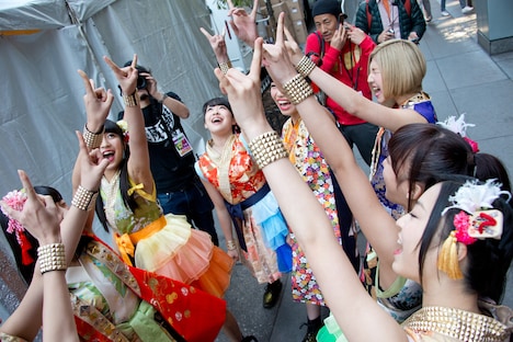 ライブ前に円陣を組むCheeky Parade。