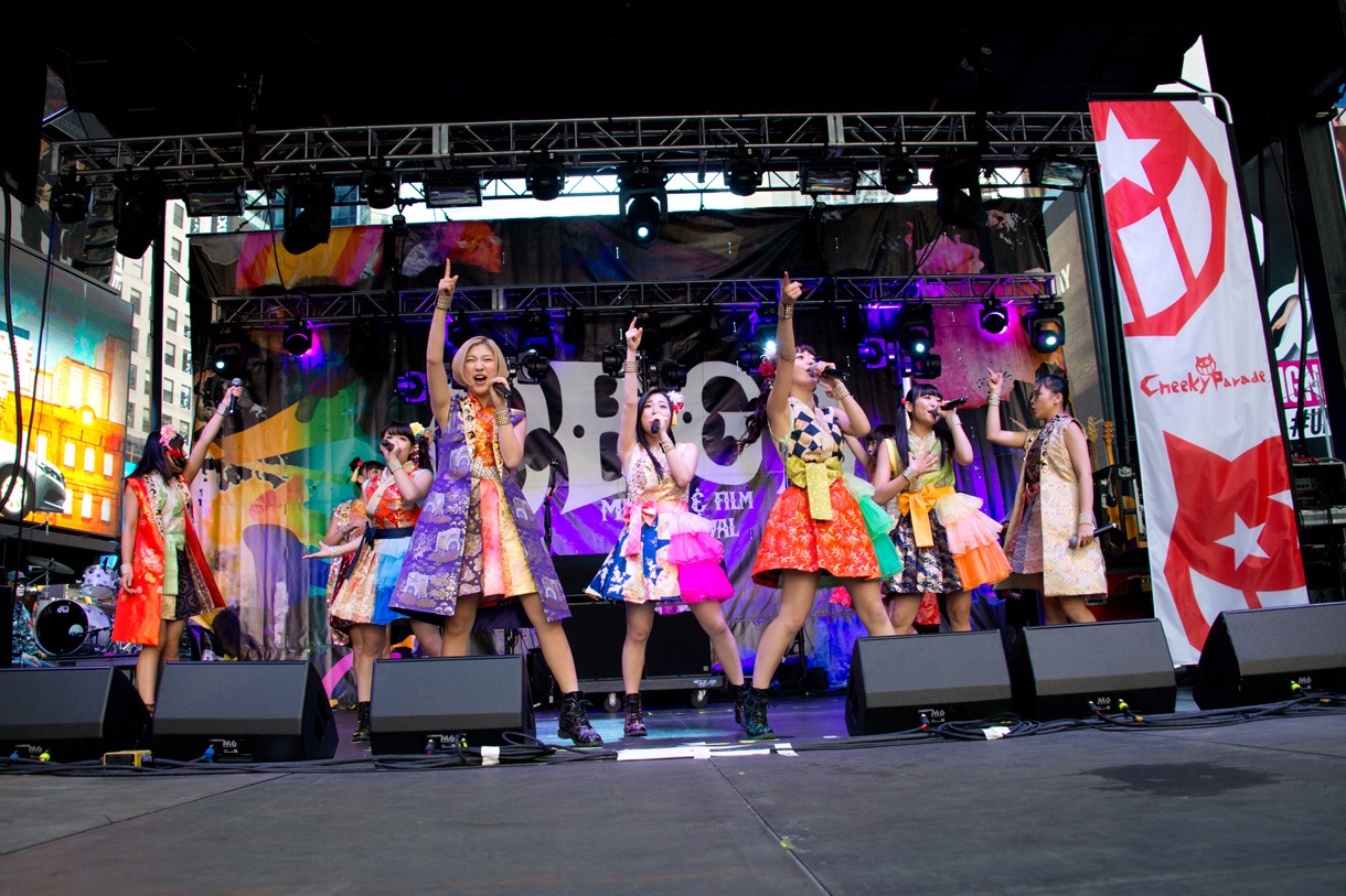 Cheeky Parade「CBGB」ライブの様子。