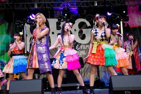 Cheeky Parade「CBGB」ライブの様子。