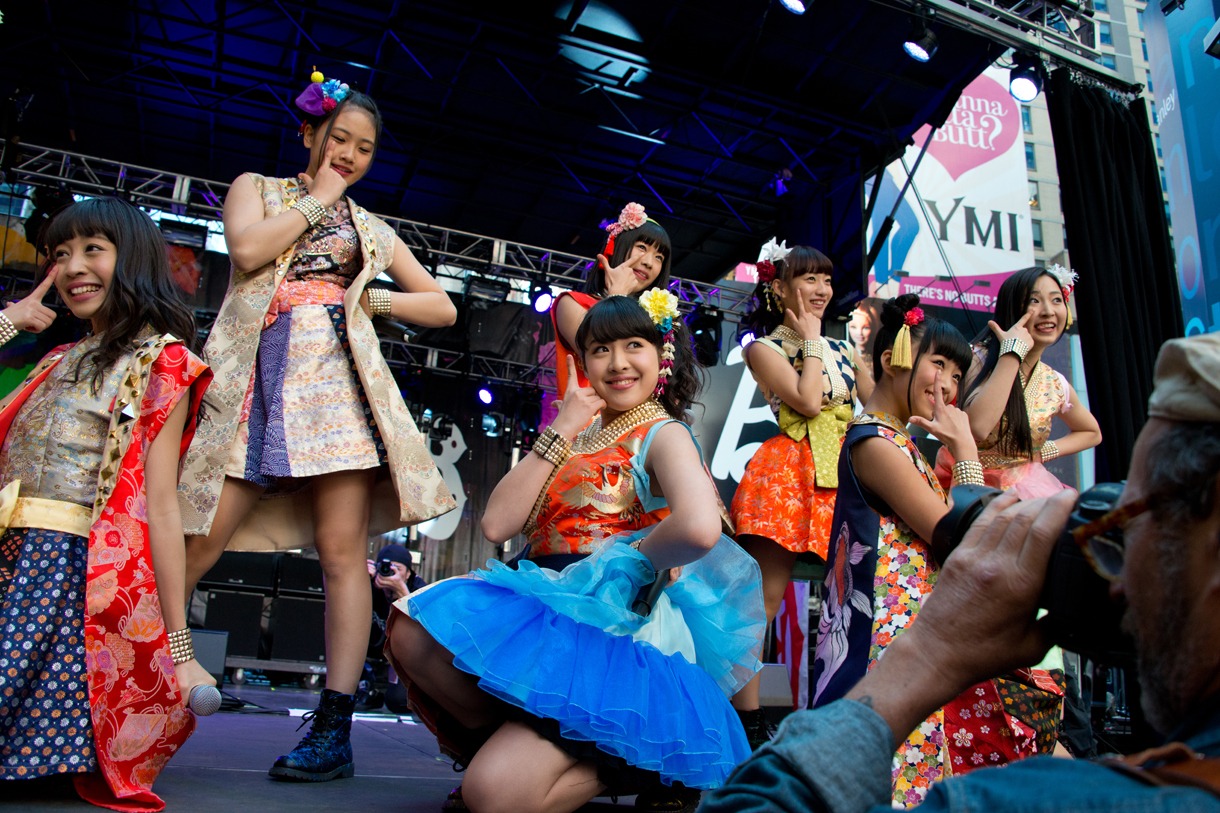 Cheeky Parade「CBGB」ライブの様子。
