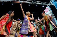 Cheeky Parade「CBGB」ライブの様子。