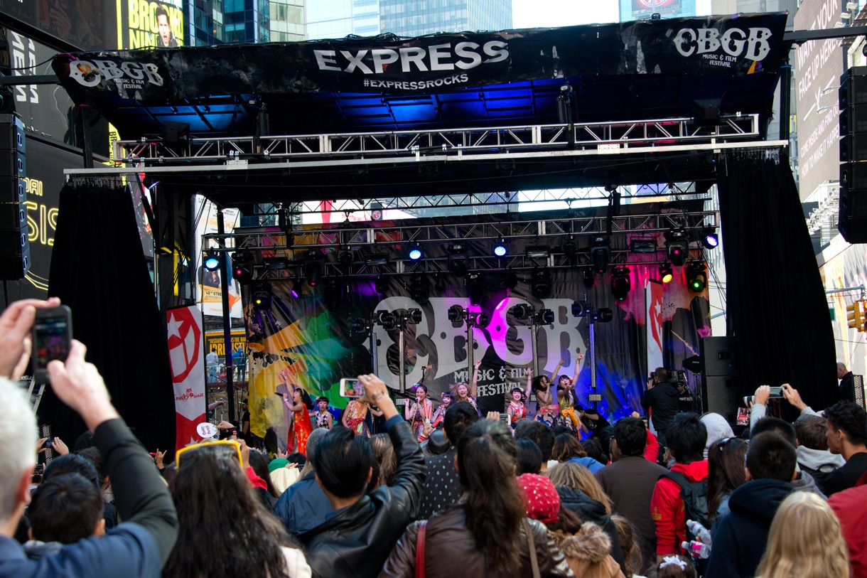 Cheeky Parade「CBGB」ライブの様子。