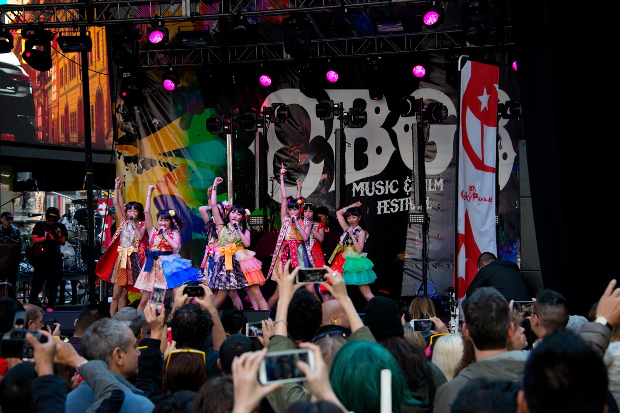 Cheeky Parade「CBGB」ライブの様子。