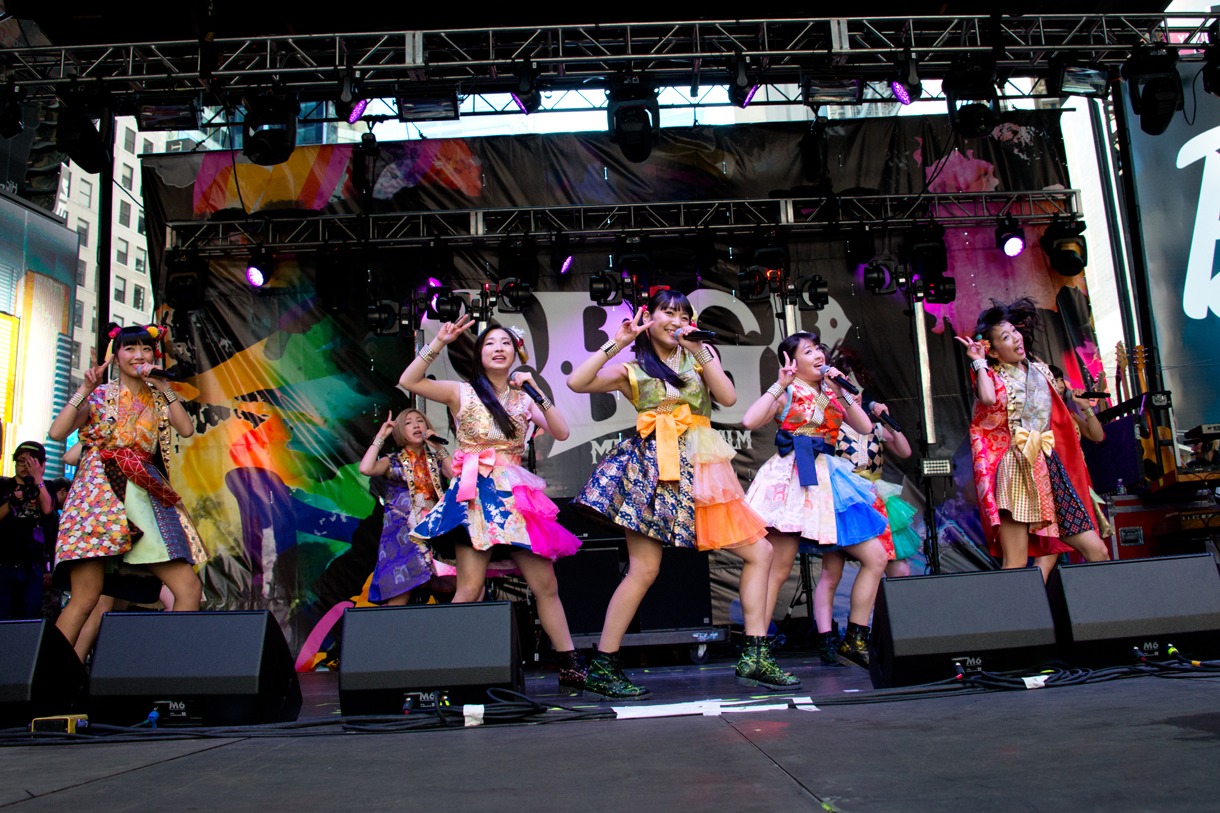 Cheeky Parade「CBGB」ライブの様子。