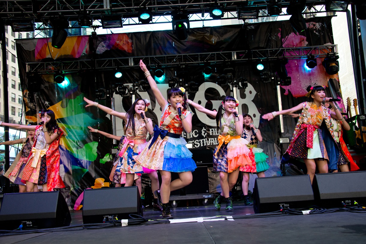 Cheeky Parade「CBGB」ライブの様子。