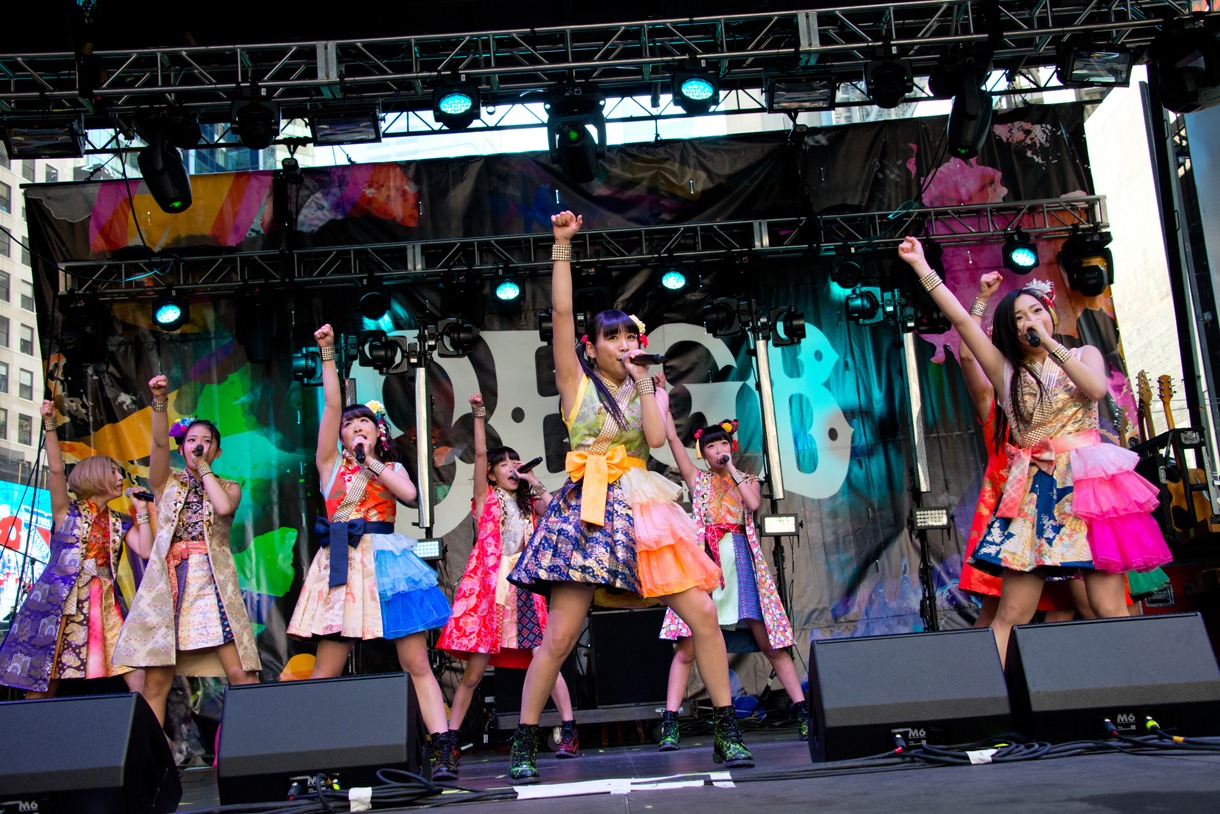 Cheeky Parade「CBGB」ライブの様子。