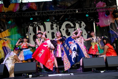 Cheeky Parade「CBGB」ライブの様子。