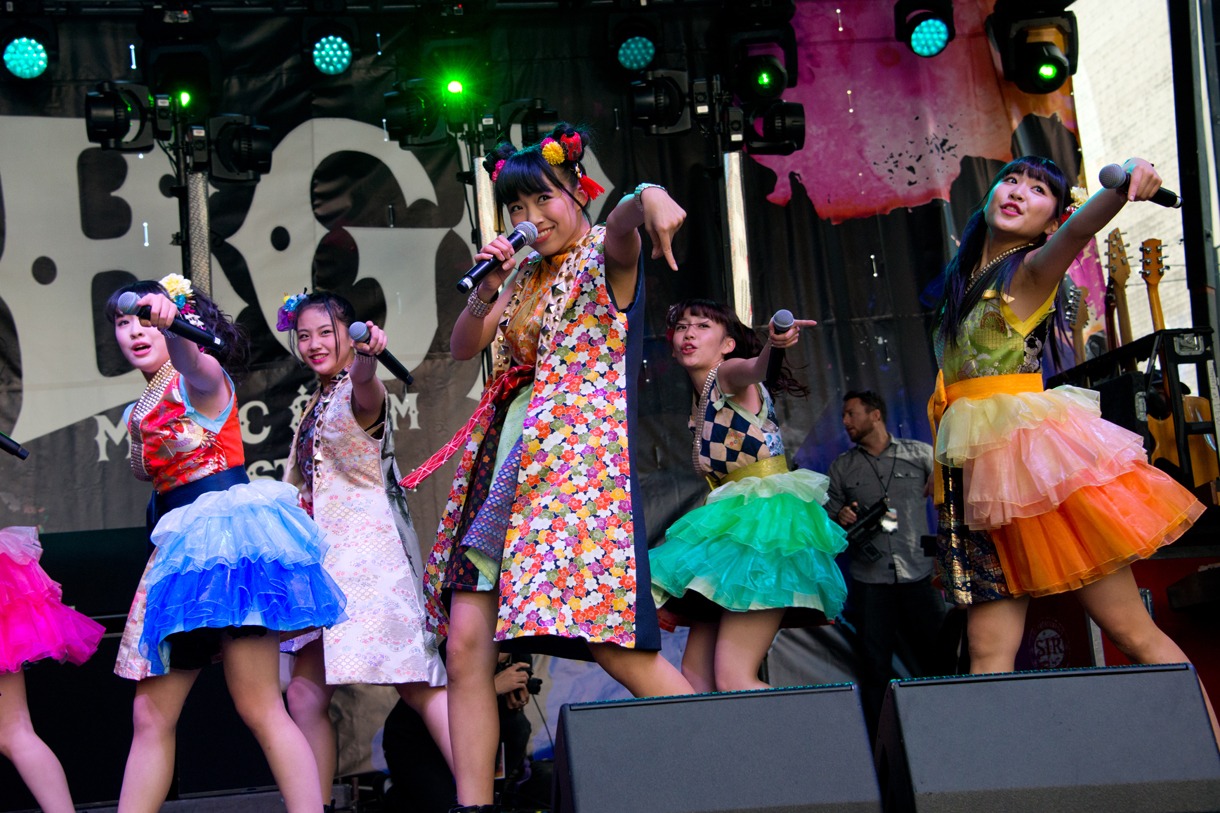 Cheeky Parade「CBGB」ライブの様子。