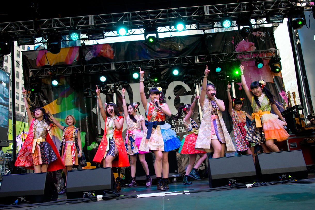 Cheeky Parade「CBGB」ライブの様子。