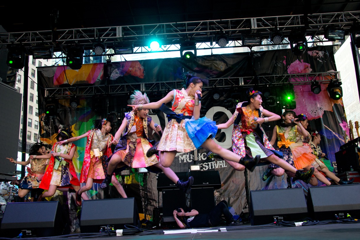 Cheeky Parade「CBGB」ライブの様子。