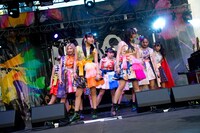Cheeky Parade「CBGB」ライブの様子。